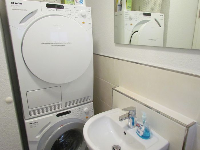 Gäste WC mit Waschmaschine + Trockner