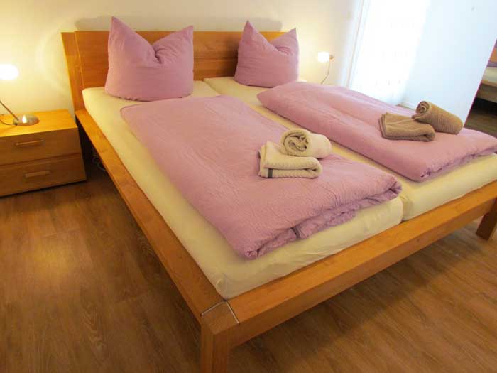 Schlafzimmer DG mit einem Doppelbett