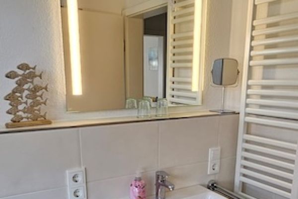 haus-1-bad-20FCD6EC6-324B-26E0-142B-EB8C4D3A8FFE.jpg