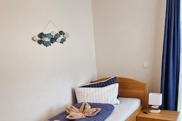 haus-1-schlafzimmer-og-einzelbettenF850CE43-426F-9241-D3EB-3405CA2BBB98.jpg
